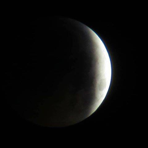 Tintarella di luna: l'eclisse