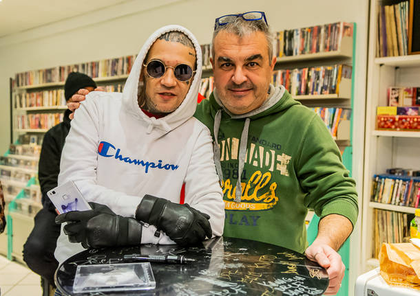 Il rapper Vacca incontra i fan a Varese Dischi