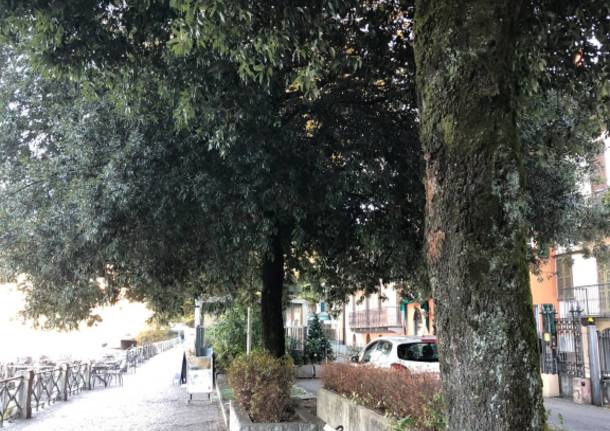 Viale De Angeli a Laveno Mombello, lungolago 