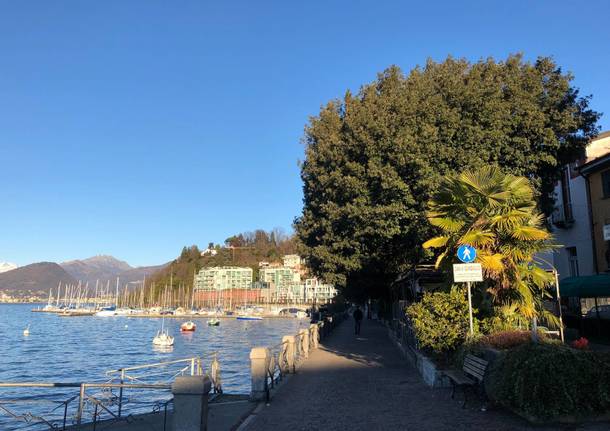 Viale De Angeli a Laveno Mombello, lungolago