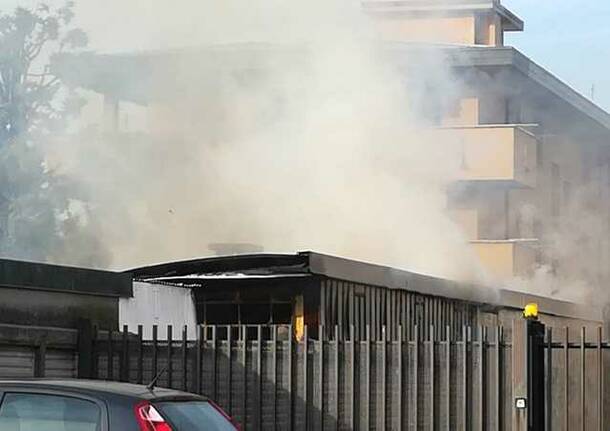 Incendio in un orto privato a Parabiago