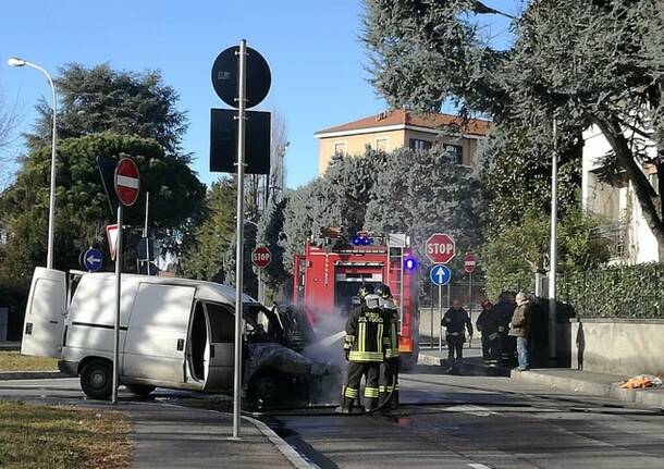 Furgone in fiamme in via Cesare Battisti a Legnano