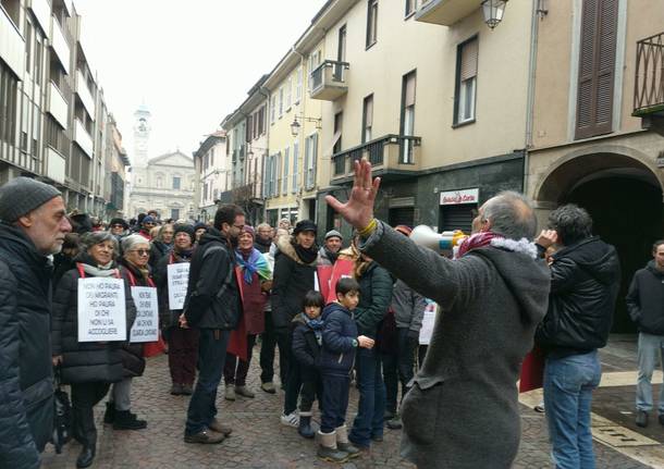 Italia che resiste scuote Saronno: 400 persone in piazza del Municipio