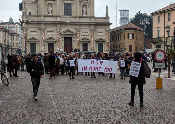 Italia che resiste scuote Saronno: 400 persone in piazza del Municipio