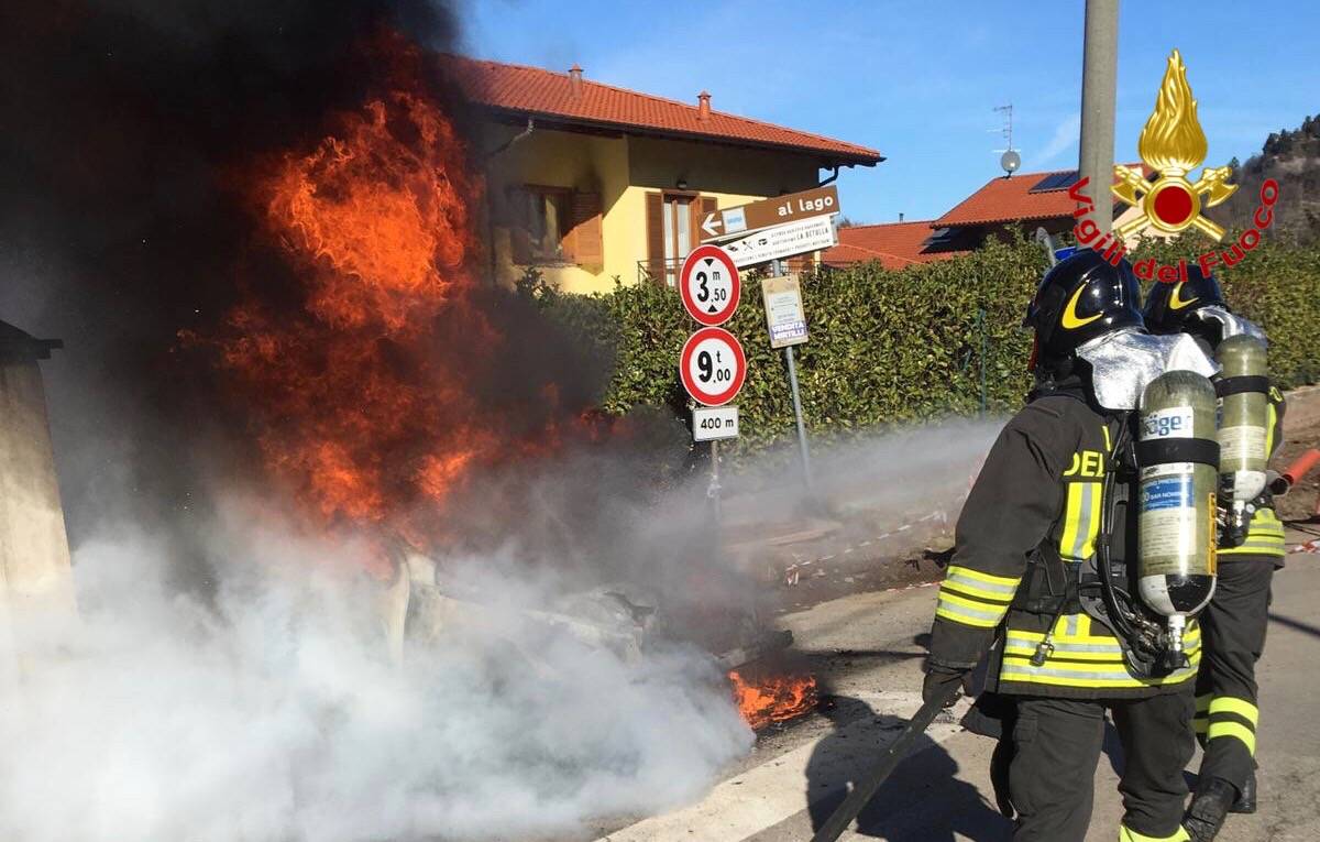 Auto in fiamme a Brezzo di Bedero
