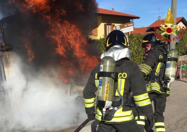 Auto in fiamme a Brezzo di Bedero