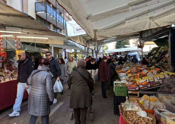 Mercato senza piazza dei Mercati: polizia locale informa e sostiene ambulanti e residenti