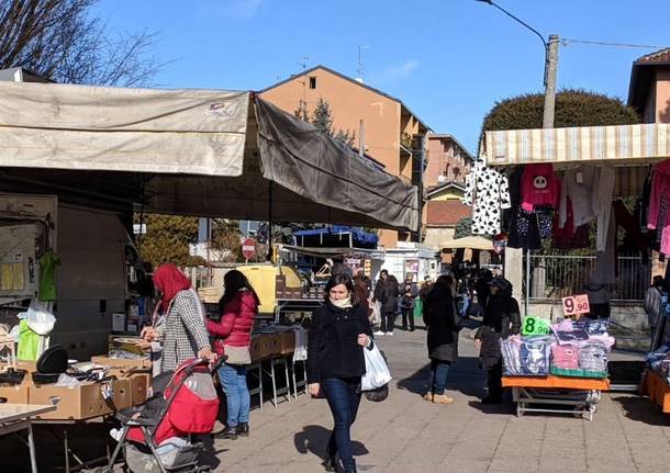 Mercato senza piazza dei Mercati: polizia locale informa e sostiene ambulanti e residenti