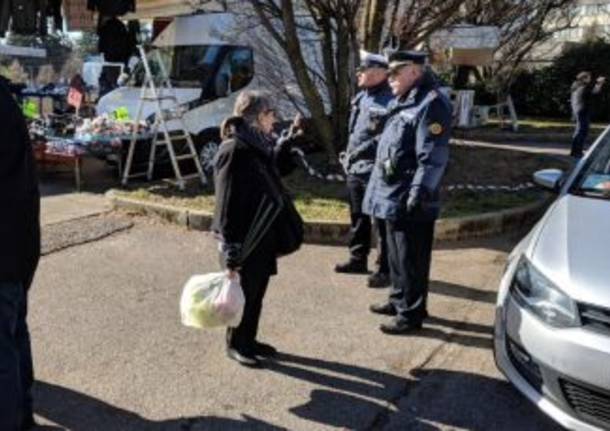 Mercato senza piazza dei Mercati: polizia locale informa e sostiene ambulanti e residenti