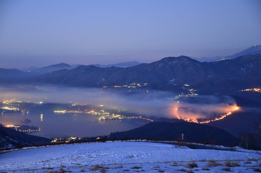 Fuoco sul lago d\'Orta