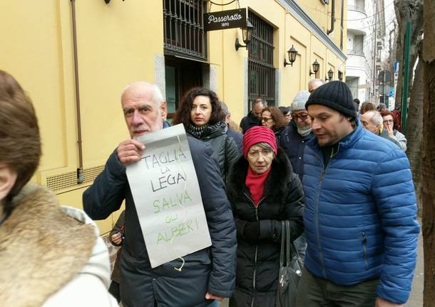 Grande partecipazione per la manifestazione contro il taglio dei bagolari