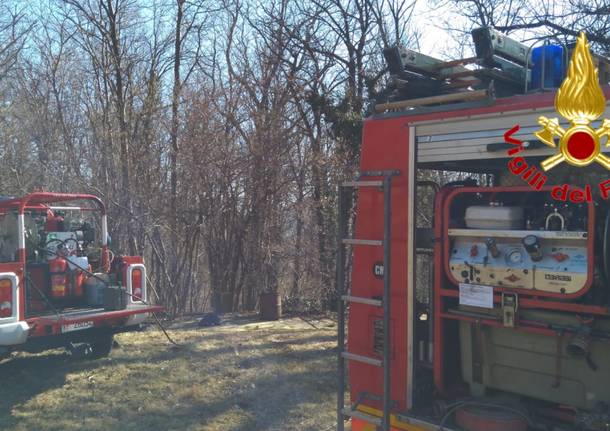 Fiamme nei boschi di Cunardo