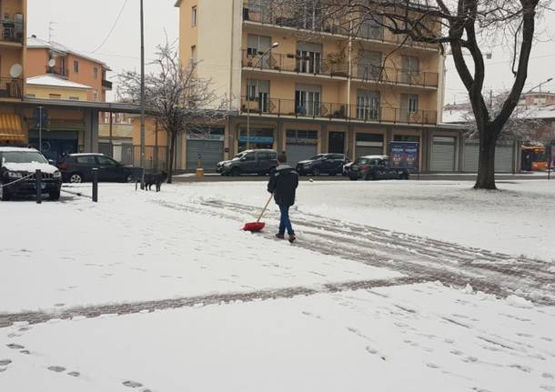 Gli alunni di Enaip puliscono dalla neve il sagrato di Beata giuliana