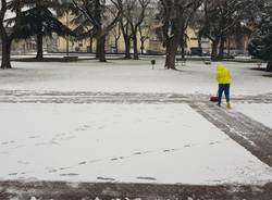 Gli alunni di Enaip puliscono dalla neve il sagrato di Beata giuliana