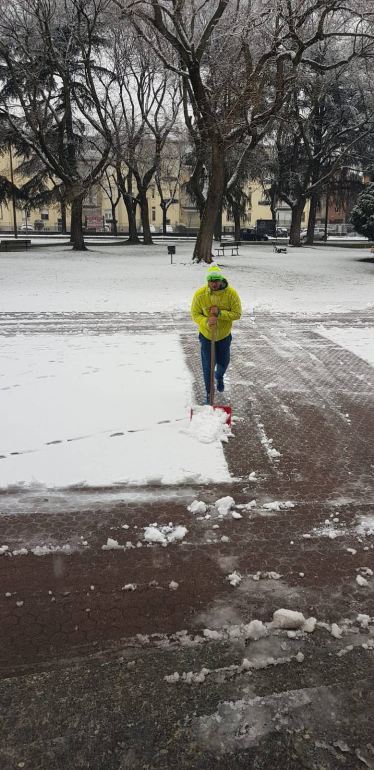 Gli alunni di Enaip puliscono dalla neve il sagrato di Beata giuliana