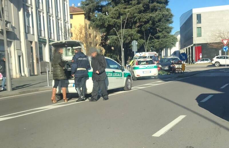 Incidente in piazza 4 novembre legnano due pedoni investiti  1 