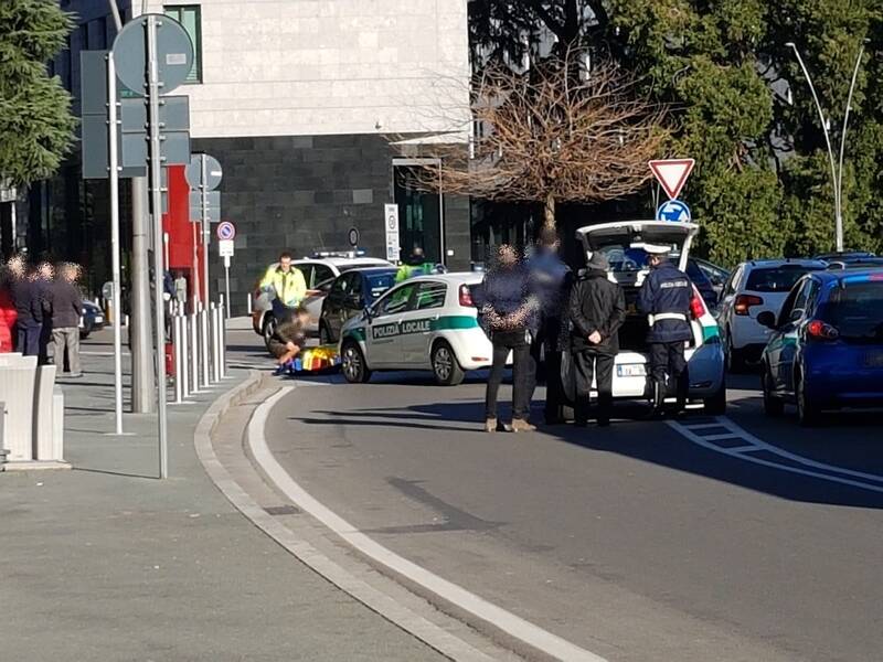 Incidente in piazza 4 novembre legnano due pedoni investiti  4 