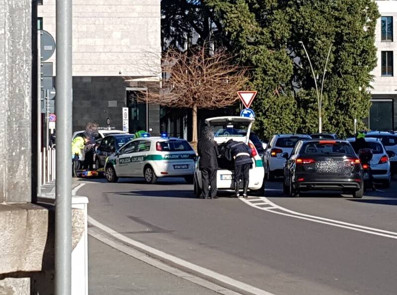 Incidente in piazza 4 novembre legnano due pedoni investiti  5 