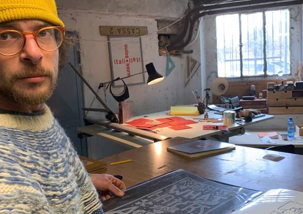 L’artista tipografo nella fabbrica abbandonata