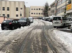 La neve  nel parcheggio e lungo la strada che porta agli istituti superiori