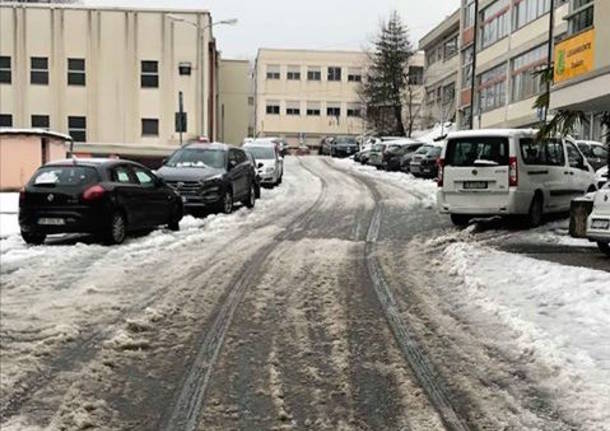 La neve  nel parcheggio e lungo la strada che porta agli istituti superiori