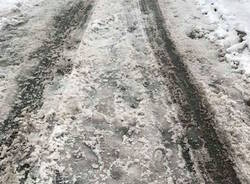 La neve nel parcheggio e lungo la strada che porta agli istituti superiori