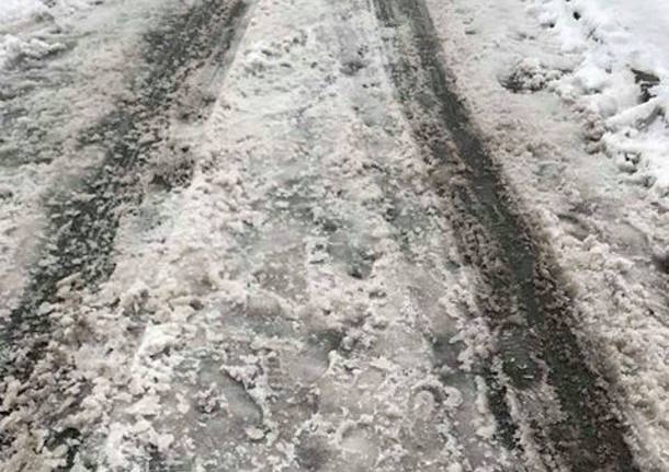 La neve nel parcheggio e lungo la strada che porta agli istituti superiori