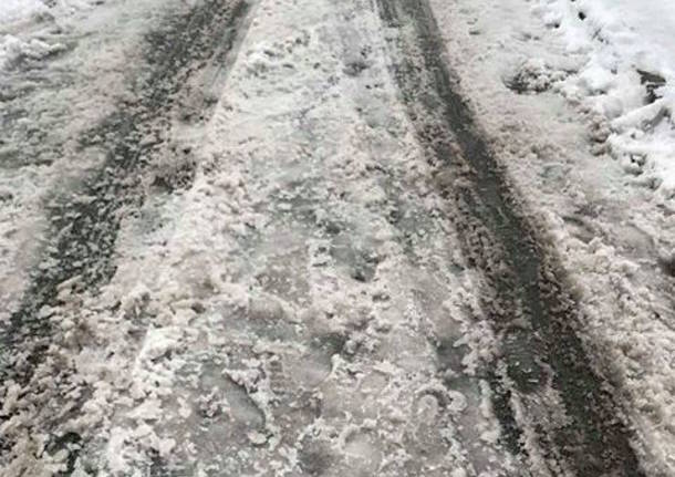 La neve  nel parcheggio e lungo la strada che porta agli istituti superiori