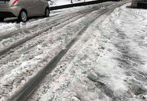 La neve  nel parcheggio e lungo la strada che porta agli istituti superiori
