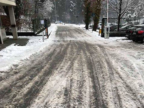 La neve  nel parcheggio e lungo la strada che porta agli istituti superiori