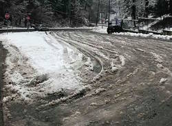 La neve  nel parcheggio e lungo la strada che porta agli istituti superiori