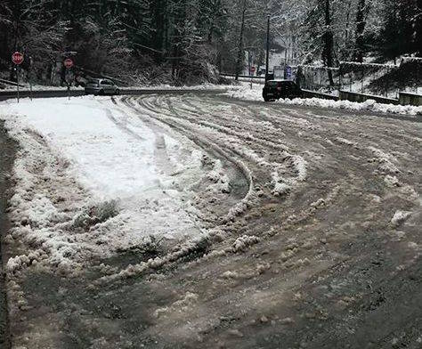 La neve  nel parcheggio e lungo la strada che porta agli istituti superiori