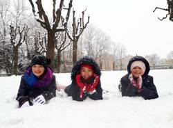 A palle di neve nel cortile della scuola