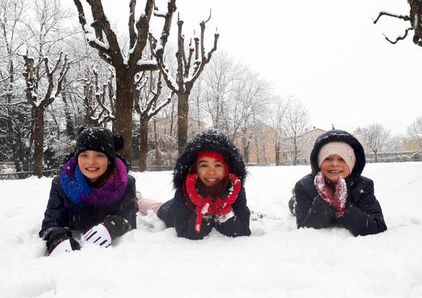 A palle di neve nel cortile della scuola