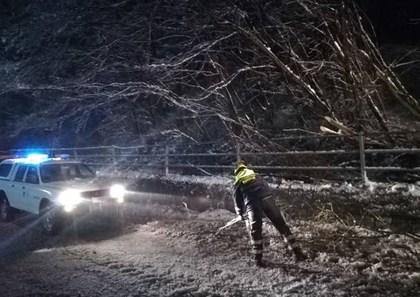 Protezione civile del Piambello all'opera per l'emergenza neve