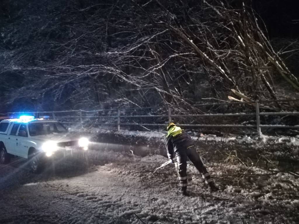 Protezione civile del Piambello all'opera per l'emergenza neve