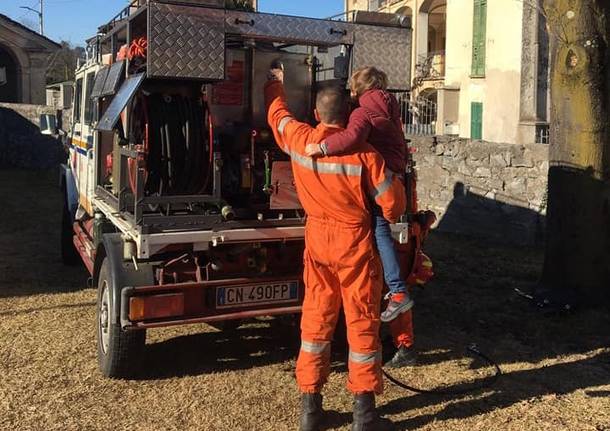 Il piccolo Tommy in visita alla Protezione Civile