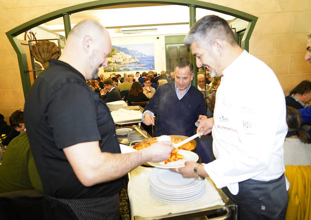 Un pieno di pasta alla norma per il cenone solidale