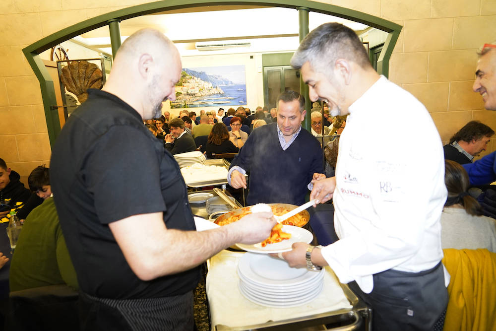 Un pieno di pasta alla norma per il cenone solidale