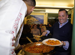 Un pieno di pasta alla norma per il cenone solidale