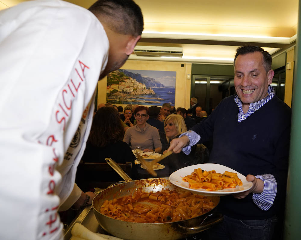 Un pieno di pasta alla norma per il cenone solidale