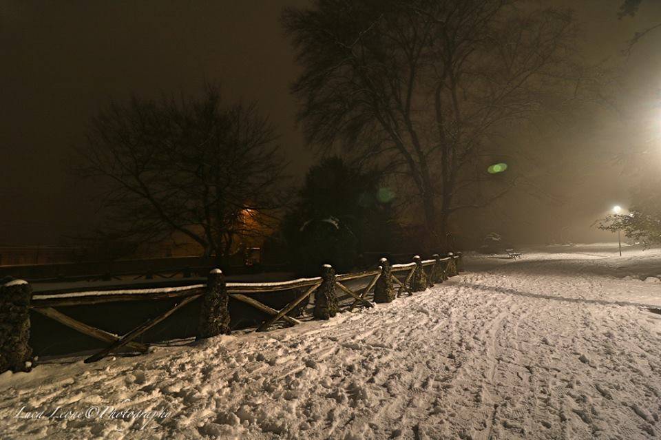 Villa Toeplitz innevata:lo scenario notturno è incantano - foto di Luca Leone
