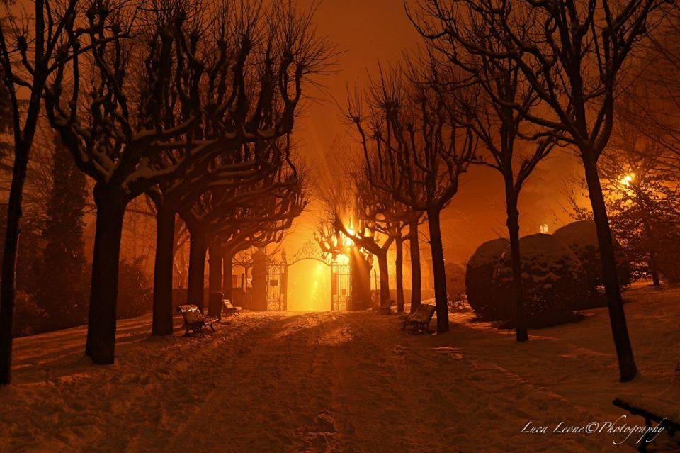 Villa Toeplitz innevata:lo scenario notturno è incantano - foto di Luca Leone