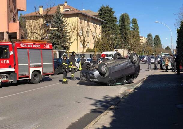 Incidente: auto ribaltata in via Menotti