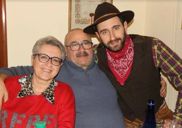 S.Ambrogio: cena in manschera al maniero gialloverde