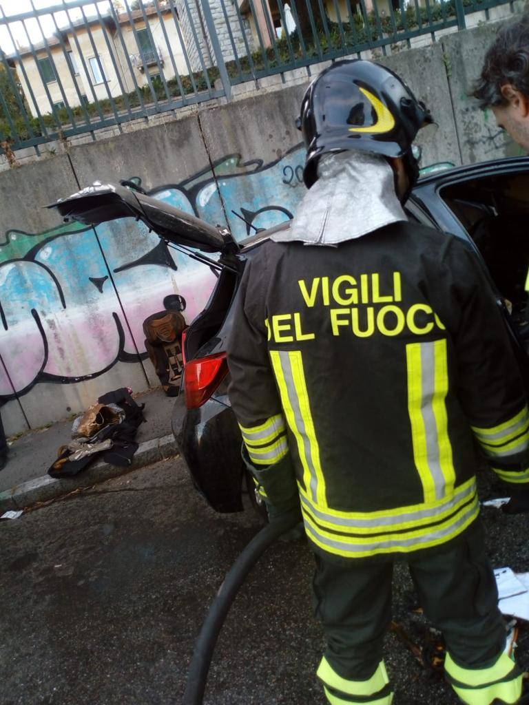 Auto in fiamme in via Piemonte