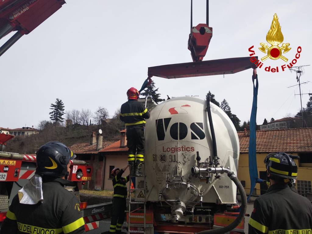 Autoarticolato bloccato al Piccolo Stelvio