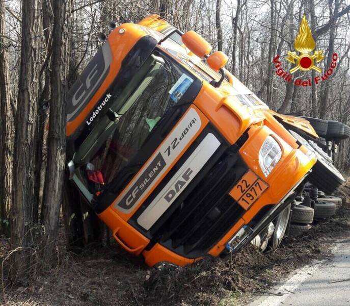 Autocisterna con azoto liquido ribaltata a bordo strada  1 