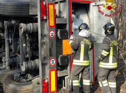 Autocisterna con azoto liquido ribaltata a bordo strada  2 