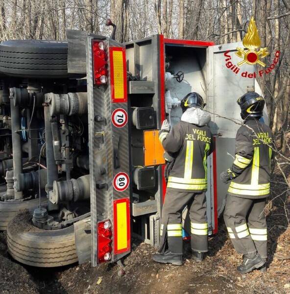 Autocisterna con azoto liquido ribaltata a bordo strada  2 